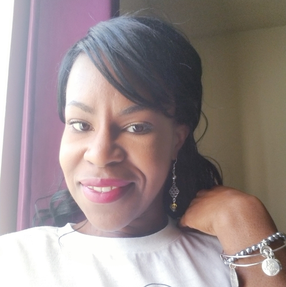 Meet your Posher, Toria - Picture 3 of 4